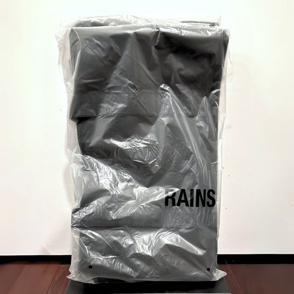 *NWT* RAINS - Trail Waterproof Gym Bag BLACK - Picture 6 of 7